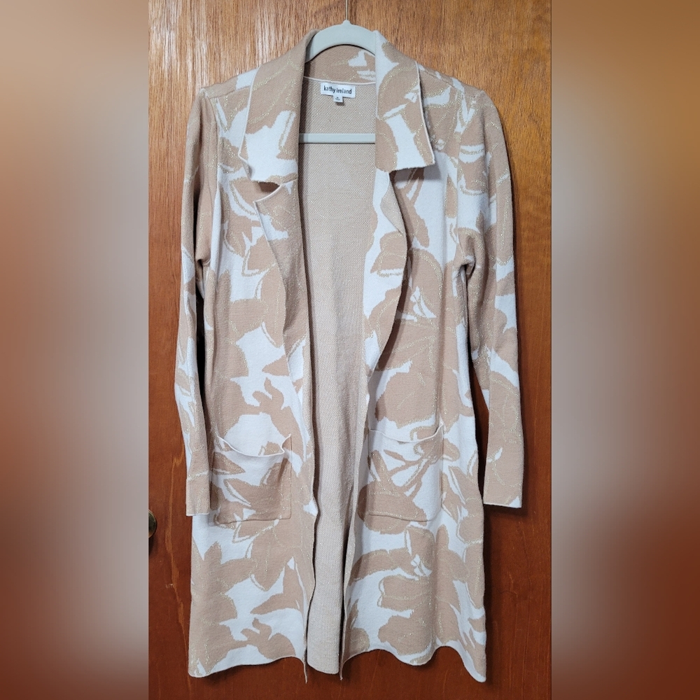 Kathy Ireland Beige and White Cardigan Sweater. Size Medium. (0027)